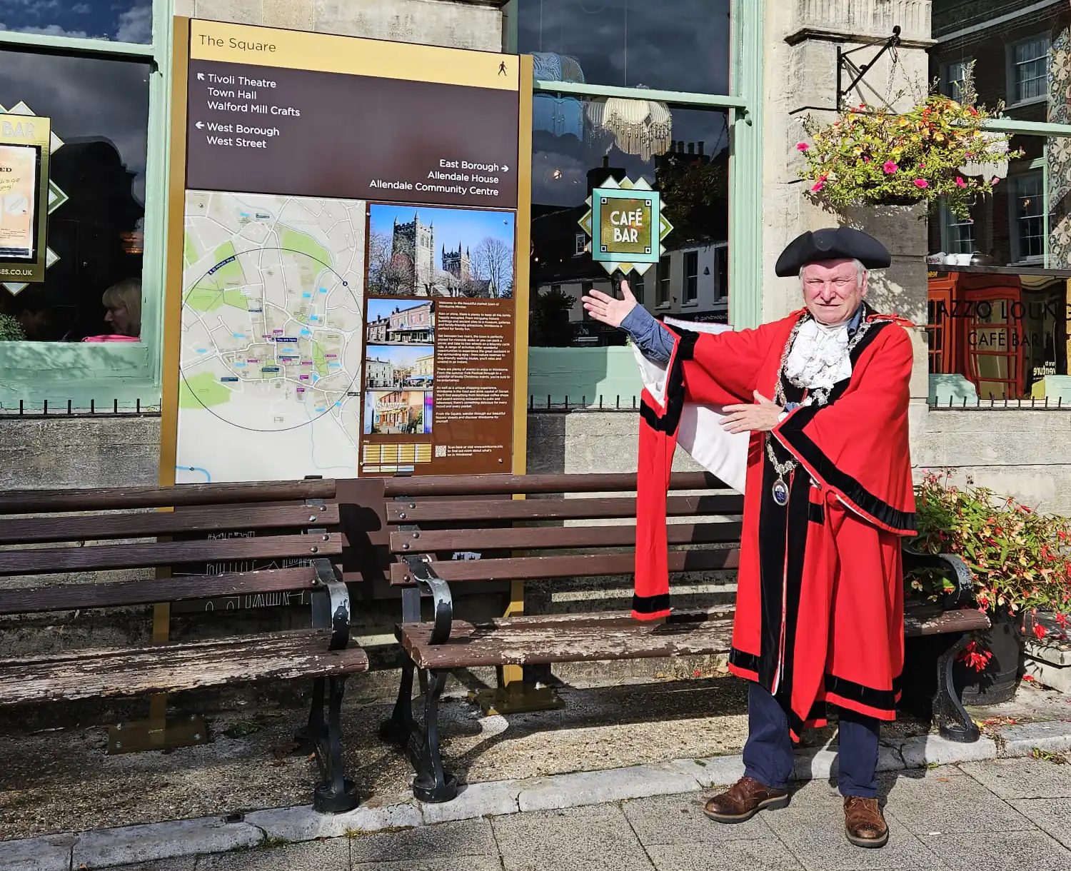 Wimborne mayor Jeff Hart unveils new signs in the town centre