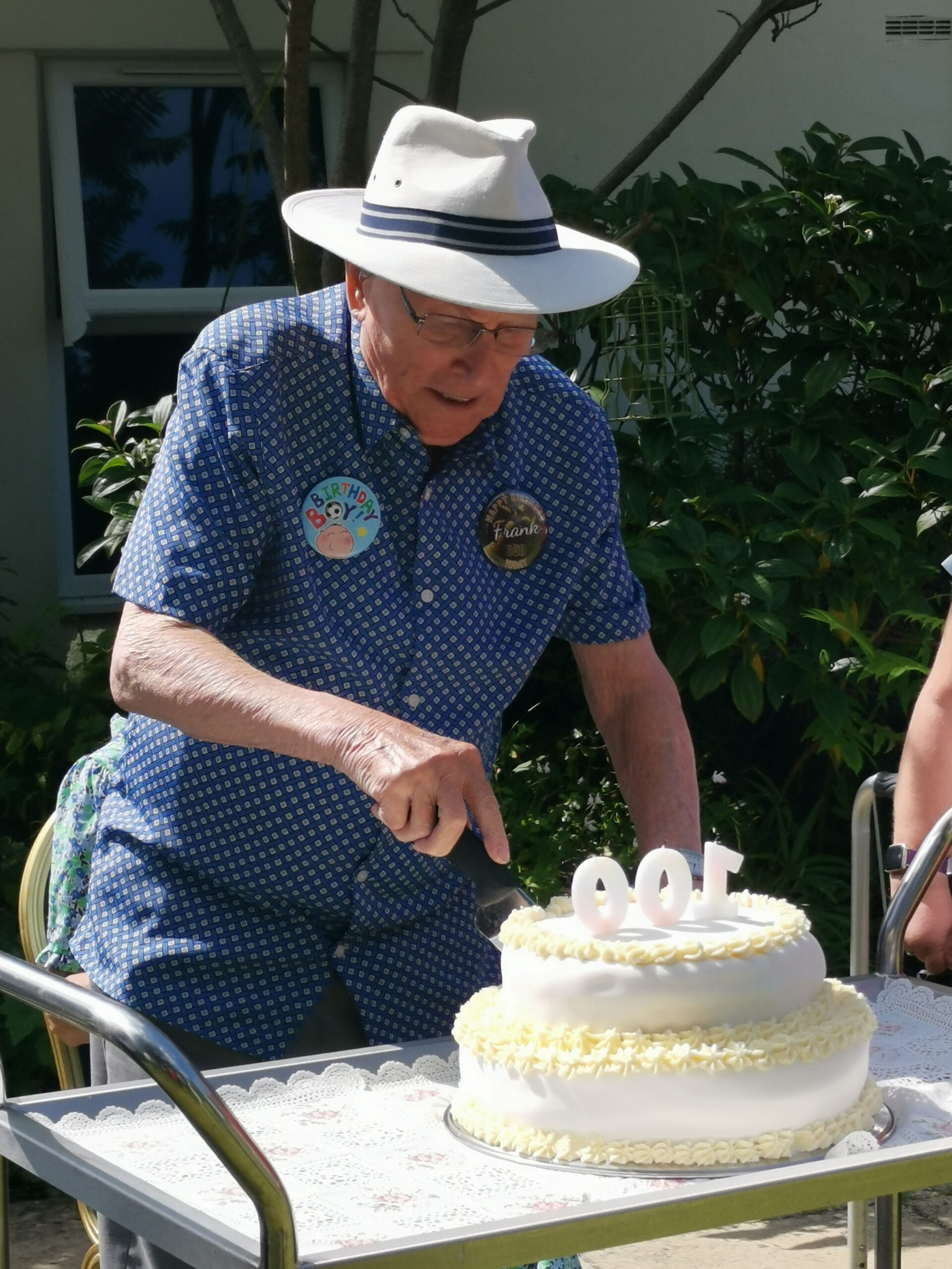 Frank cuts his special cake!