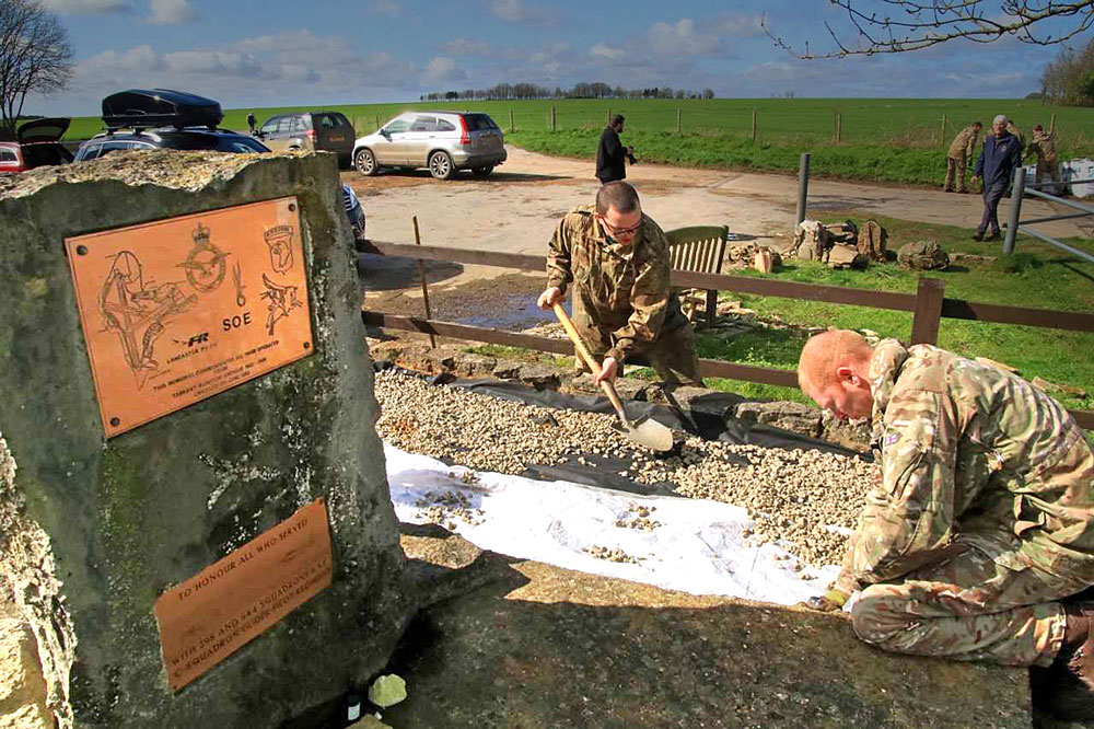 Tarrant Rushton, Airfield, Memorial